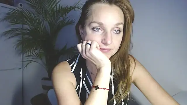 aliciadesire - AliciaDesire's free webcam