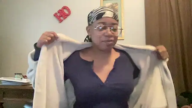 MommyConfident webcam