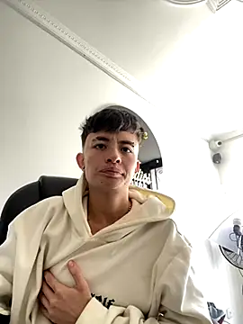 Webcam Model (nico_18x)  is live.Free join now!