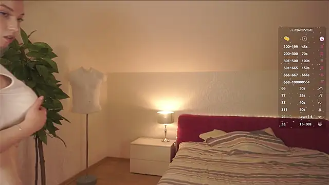 LeonaBelhumeur webcam