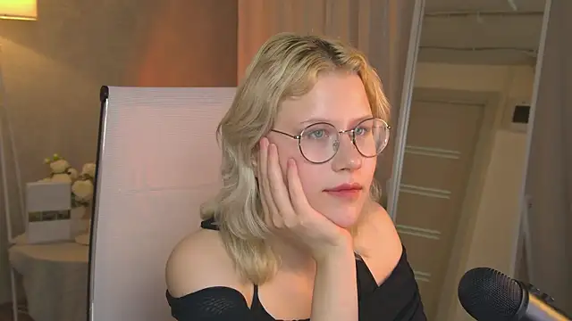 AgataLuuna webcam stripchat model stream image