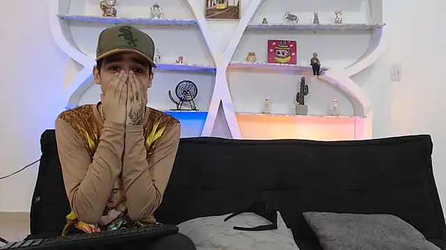 THREE_GUYS_HOT webcam