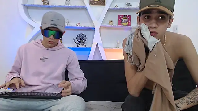 THREE_GUYS_HOT webcam