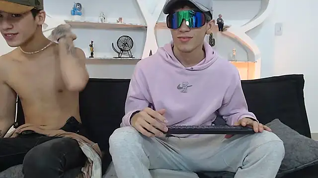 THREE_GUYS_HOT webcam