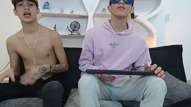 THREE_GUYS_HOT webcam