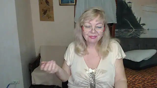 EvelynLoveShy webcam