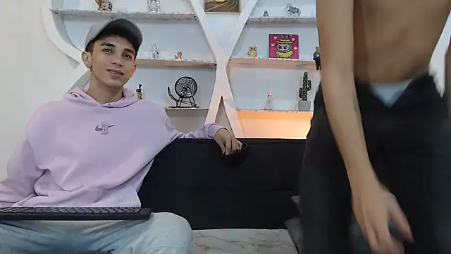  THREE_GUYS_HOT chat room