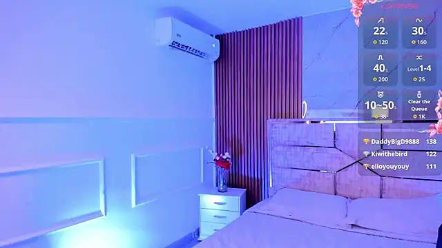 MiiaaMoonroee webcam