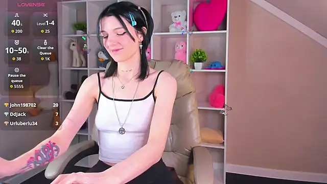 lynn_martin (F young) - breast massage in cam