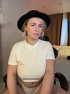 Charming_Daphny webcam