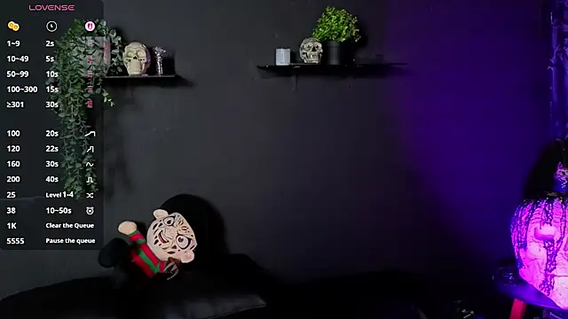 dahlia_darkwood webcam