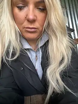 Bustyblondebabe32 webcam