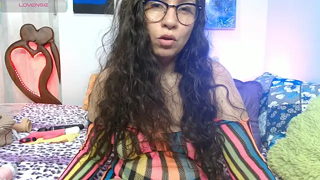 naihroby (F milf) - show tits