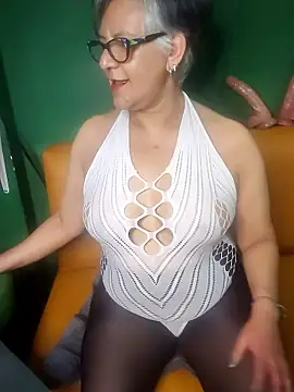 ilonna2025 (F mature) - help me get my new glasses