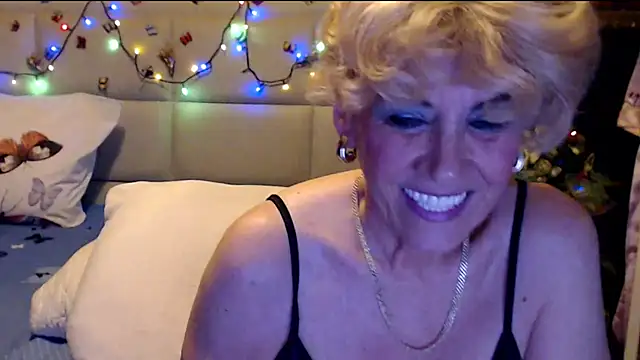 HappyWomanOn webcam