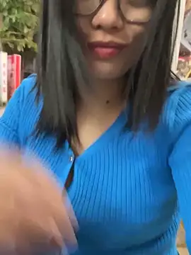 bella0815 (F young) - 在朋友家里吃饭