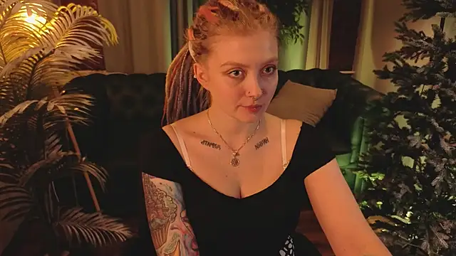 kiki_shay (F young) - paints, canvases, easel fo art