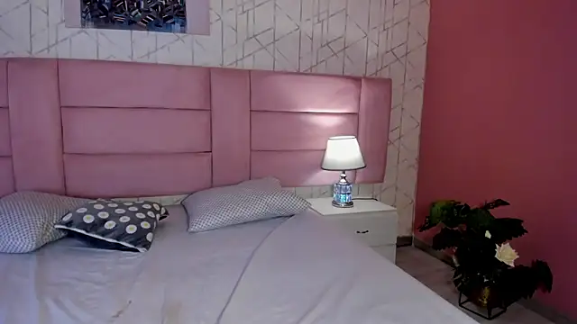 bellaswwan - BellaSwwan's free webcam - UK Sex Cams