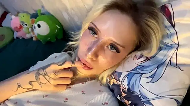 Twist_drip_blonde webcam