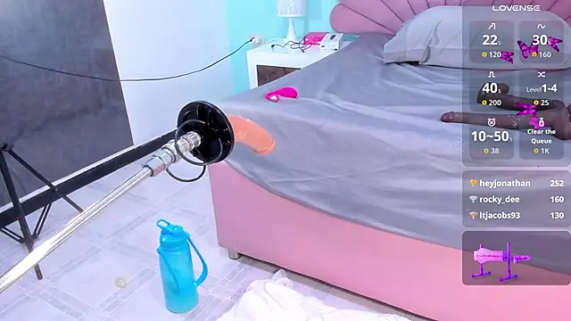 alana_glasses webcam