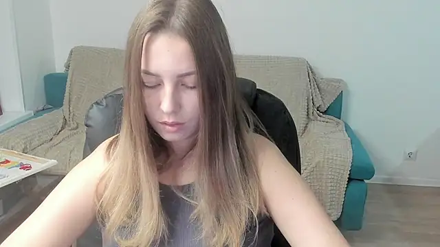 Mia_shy1 webcam