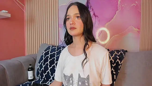 NhoanBrunette webcam