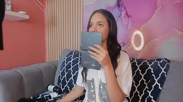 NhoanBrunette webcam