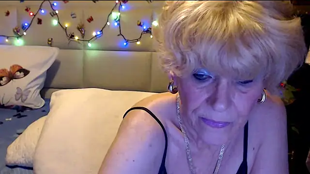 HappyWomanOn webcam