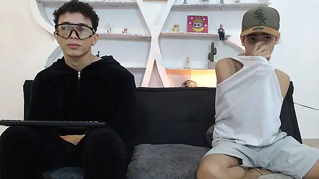 THREE_GUYS_HOT webcam