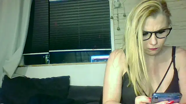 devilsangel13 - DevilsAngel13's free webcam - UK Sex Cams