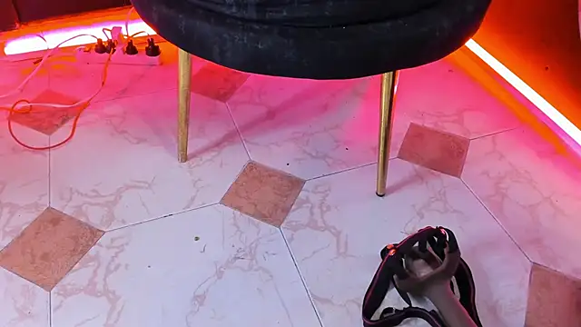 LolaMustaine_ webcam