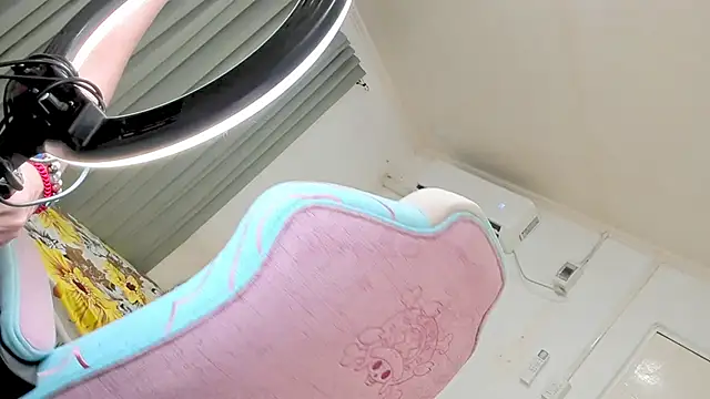 CraveMyCurves webcam