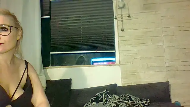 DevilsAngel13 Live Webcam on Stripchat