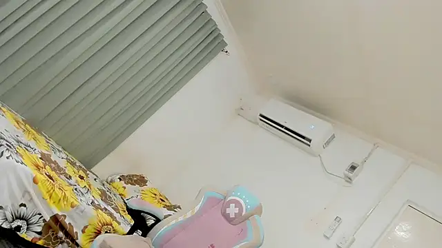 CraveMyCurves webcam