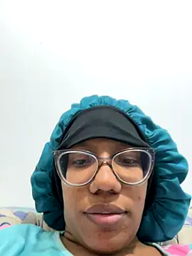 curly_lily (Ask my age) - Masturbación anal pose en rana