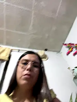 liceet (F young) - Open pussy and put two fingers in