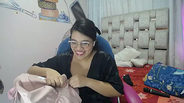 KEYRA-MILLER- webcam