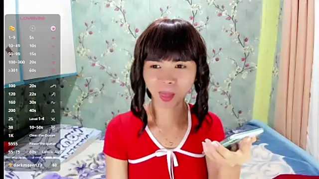 UrHotSexyShine webcam