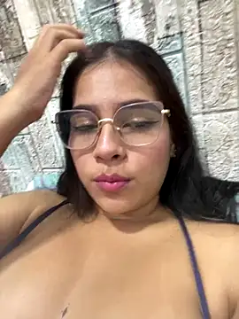 Webcam Model (Valery_lux16)  is live.Free join now!