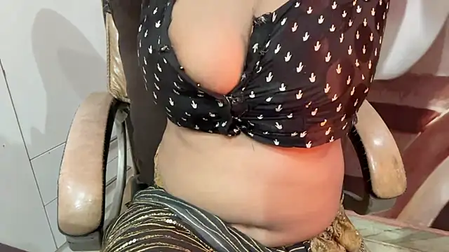 sareeQueen webcam