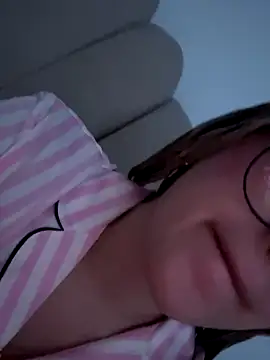 saliha_pinky_ webcam