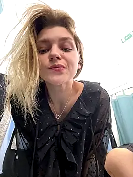 Webcam Model (ValenciaShock) is live