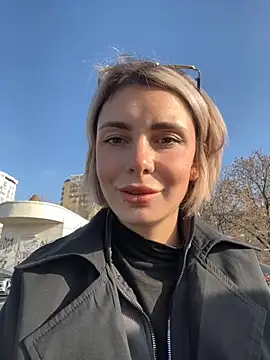 sandracarter (F young) - Full naked in public park