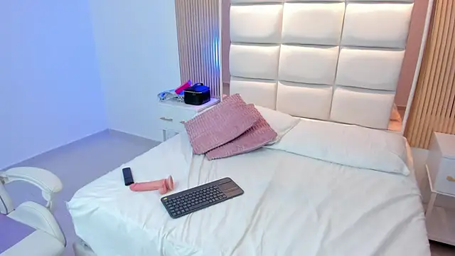 eiimy_cooper_ (F teen) - SHOW OF MILK IN BREASTS