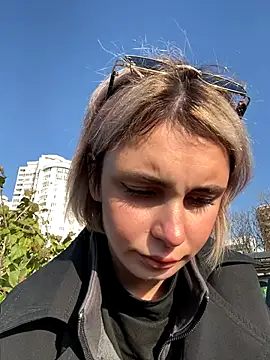 sandracarter (F young) - Full naked in public park