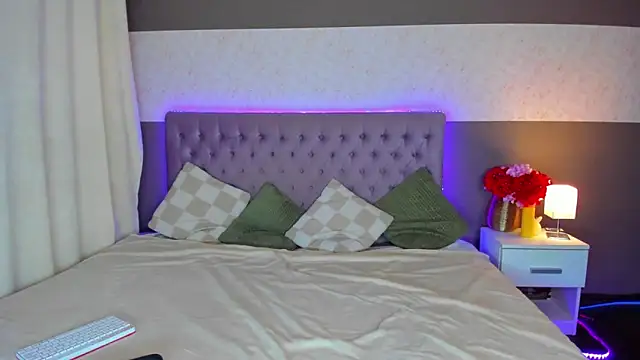 nikkibustt - NikkiBustt's free webcam