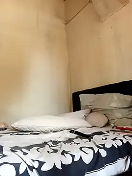 PetiteSquirtQueen webcam