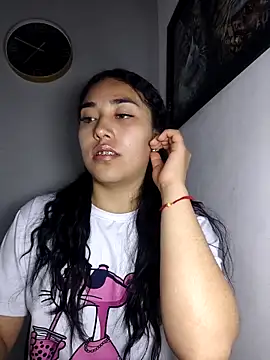 Webcam Model (AmberGold-)  is live.Free join now!