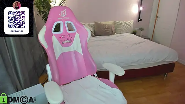 Lesya_Flin webcam