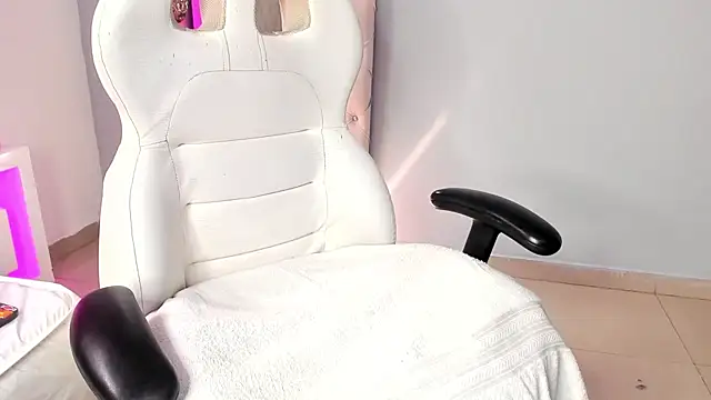 lucii_fer_ (M young) - naked masturbation and saliva in my cock